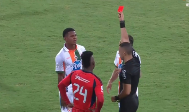 Noche de locura en el Girardot: cuatro penaltis, cuatro expulsiones y siete goles