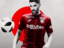 Villa posando con la camiseta del Vissel Kobe. Captura