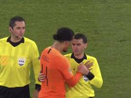 Van Dijk, héroe dentro y fuera del campo. Captura/Twitter
