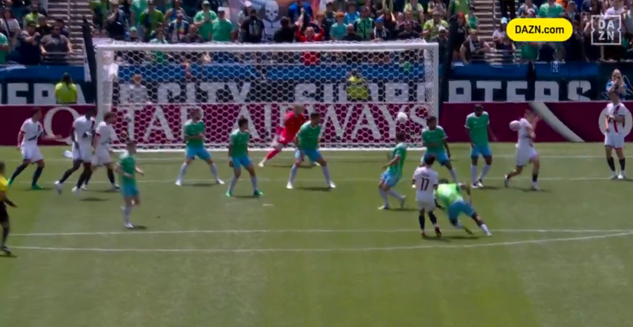 El gol 100 del Mundial llegó ¡con la espalda y sin querer!