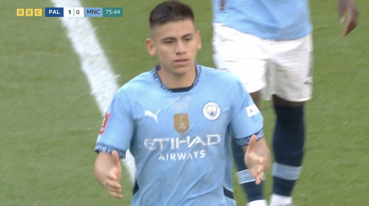 Echeverri estreia pelo City após longa espera