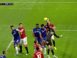 De Gea manque son dégagement et Lindelöf marque un CSC. Capture/DAZN