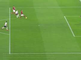 De Smalling a Denswil: dos regalos para poner el 1-1. Captura/Movistar