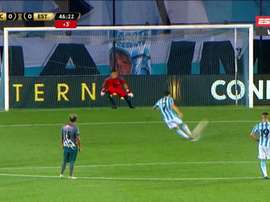 Fértoli cogió carrera, chutó... y solo pudo maldecir al césped. Captura/ESPN