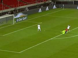 Trapp recuperó el espacio a tiempo para arrebatarle el balón. Captura/TVE1