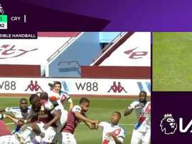 El VAR vio una mano en la Premier que recordó a la que no le pitaron a Benzema. Captura/DAZN