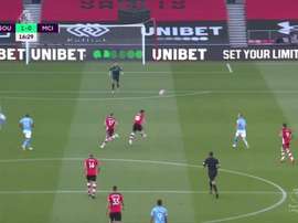 Che Adams marcou golaço para o Southampton contra o Manchester City. Captura/DAZN