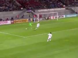 El portero de Liechtenstein regaló el tercer gol a España. Twitter/RealEspartaB