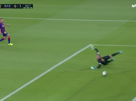 Fekir profite d'une erreur de Busquets pour débloquer son compteur. Capture/Movistar