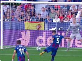 Radoja scored Levante's third goal to give them a two goal cushion v Barca. Captura/Movistar.
