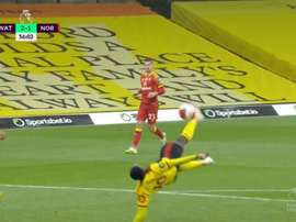 Le splendide retourné acrobatique de Welbeck ! Captura/SkySports