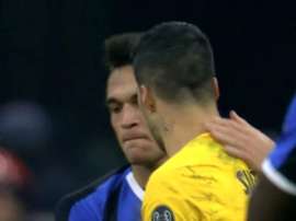 Luis Suárez intercambió la camiseta... ¿con su sustituto en el Barça? Captura/FOXSports
