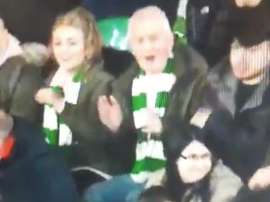 Un aficionado del Celtic golpeó un balón que le venía con la cabeza. Captura/SkySports