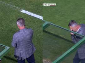 Alcaraz habló por teléfono desde el banquillo. Capturas/MovistarLaLiga