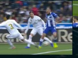 Aleix Vidal could have won a penalty and then RM struck the post at the other end. Captura/Movistar