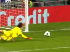 Svilar tuvo muy mala fortuna en el tanto de Matic. Twitter/BTSport