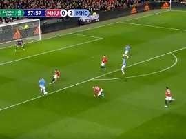 De Bruyne 'humilie' Phil Jones. Capture/DAZN