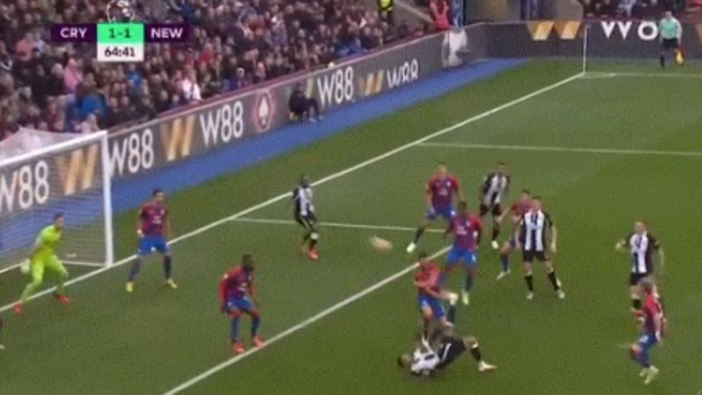 El golazo de la jornada en la Premier: ¡de chilena y por la escuadra!