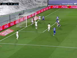 El Alavés se topó con el larguero en el 3'. Captura/MovistarLaLiga