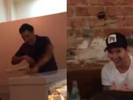 Messi, sorprendido ante la habilidad del pizzero. Twitter/jvehils