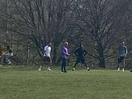 Mourinho, flagrado treinando três 'spurs' em parque. DailyMail