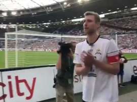 Mertesacker se emocionó al despedirse del fútbol. Twitter/Hannover96