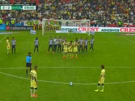 Goleiro do Monterrey inovou no quesito barreira contra o América. TyCSports