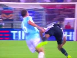 Lucas Leiva se ganó una merecida amarilla por esta acción. Twitter/SkySports