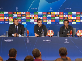 Andy Robertson e Trent Alexander-Arnold foram os escolhidos para a antevisão à final. Twitter/LFC