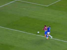 El defensor del Leicester cometió un penalti... fuera del área. BeinSports