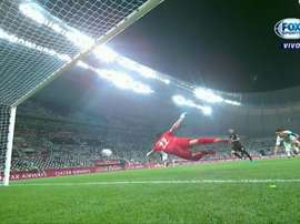 Carlos Eduardo remató muy cómodo pese al marcaje. FOXSports