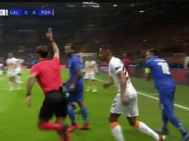 Con la mano abierta y sobre la línea de gol, pero nada, jueguen, jueguen. Univision