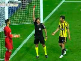Álvaro Ratón vio dos amarillas en cinco minutos, a cada cual más inexplicable. LaLiga123TV