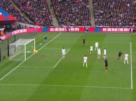 Rodeado de jugadores y regateando a cámara lenta, Kramaric batió a Pickford. Telecinco