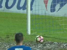 Parece que se iba fuera, pero nunca lo sabremos: el barro lo frenó en seco. beINSports