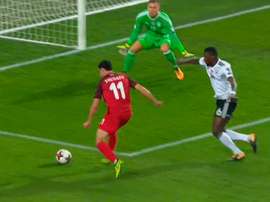 Sheydaev se aprovechó de la lesión de Mustafi para igualar el partido. MovistarFutbol