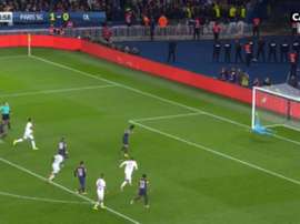 Cavani acabou mesmo por bater o pênalti, mas Lopes não deixou que fosse gol. Canal+Direct
