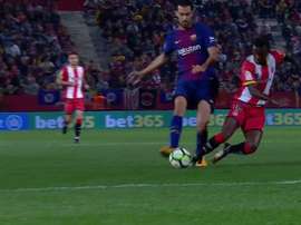 Kayode realizó una fea entrada sobre Busquets. beINSports