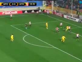 Soteriou anotó el primer gol del APOEL. Twitter/TivibuSpor
