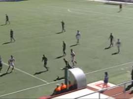 Captura televisiva del momento en que Adrián Jiménez, del Toledo, empala el balón para anotar un golazo desde su propio campo. Twitter/CMM
