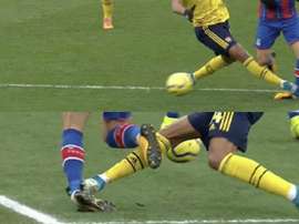 Aubameyang é expulso após entrada violenta. Capturas/DAZN