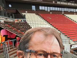 Esta es la careta del técnico que el hombre usó en la presentación del delantero. StPauli
