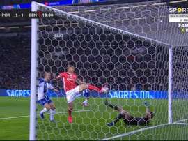 Carlos Vinicius empata para o Benfica com ajuda de Marchesín. Captura Sportv