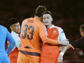 Cech y Özil se abrazan durante esta temporada. Twitter