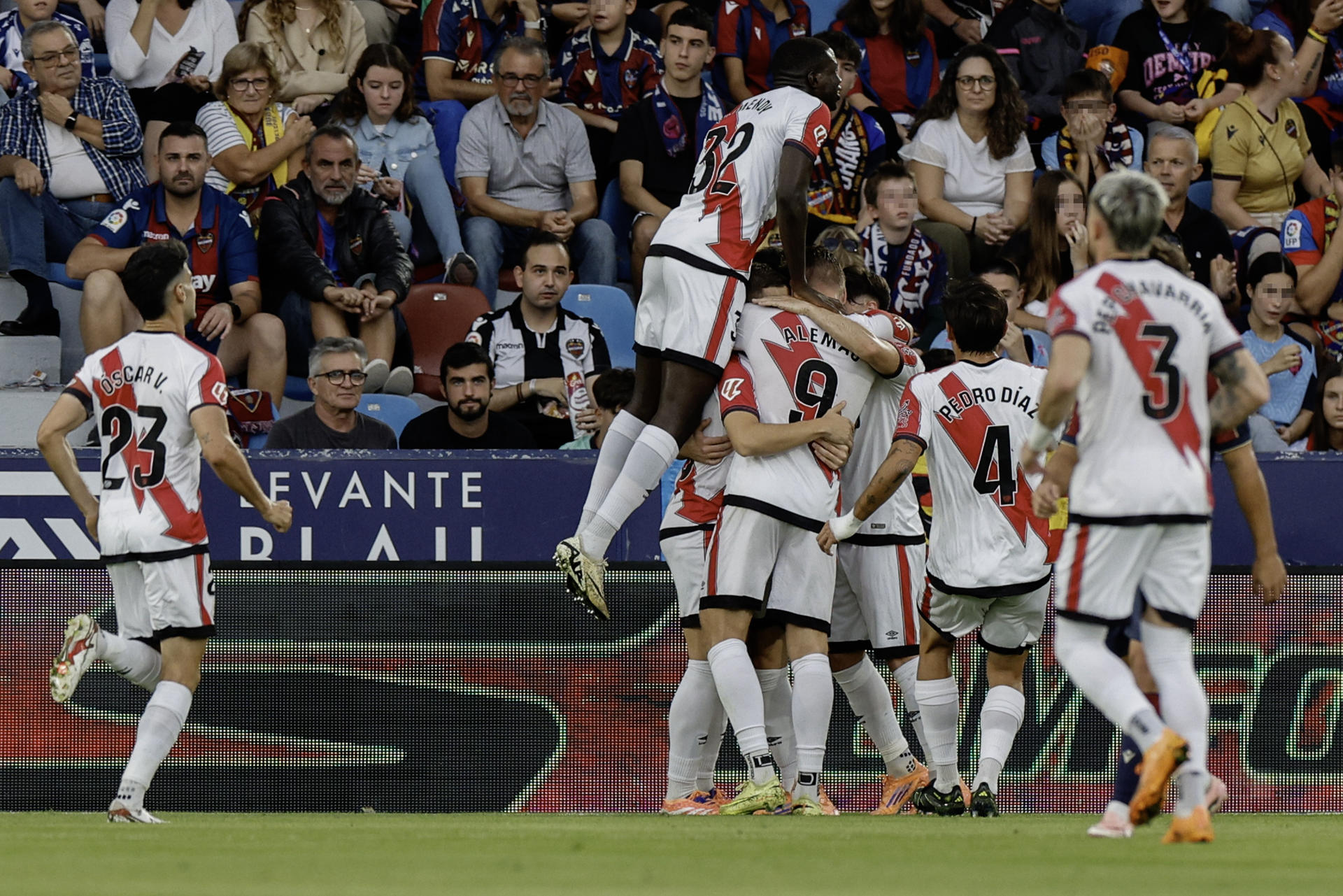 El Levante se desmonta y el Rayo lo castiga
