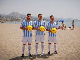 Charles, Juan Carlos y Espinho lucen la camiseta de su nuevo club. MálagaCF
