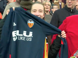 Le milieu de terrain de Valence a offert son pull à une supporter. Twitter/ValenciaCF