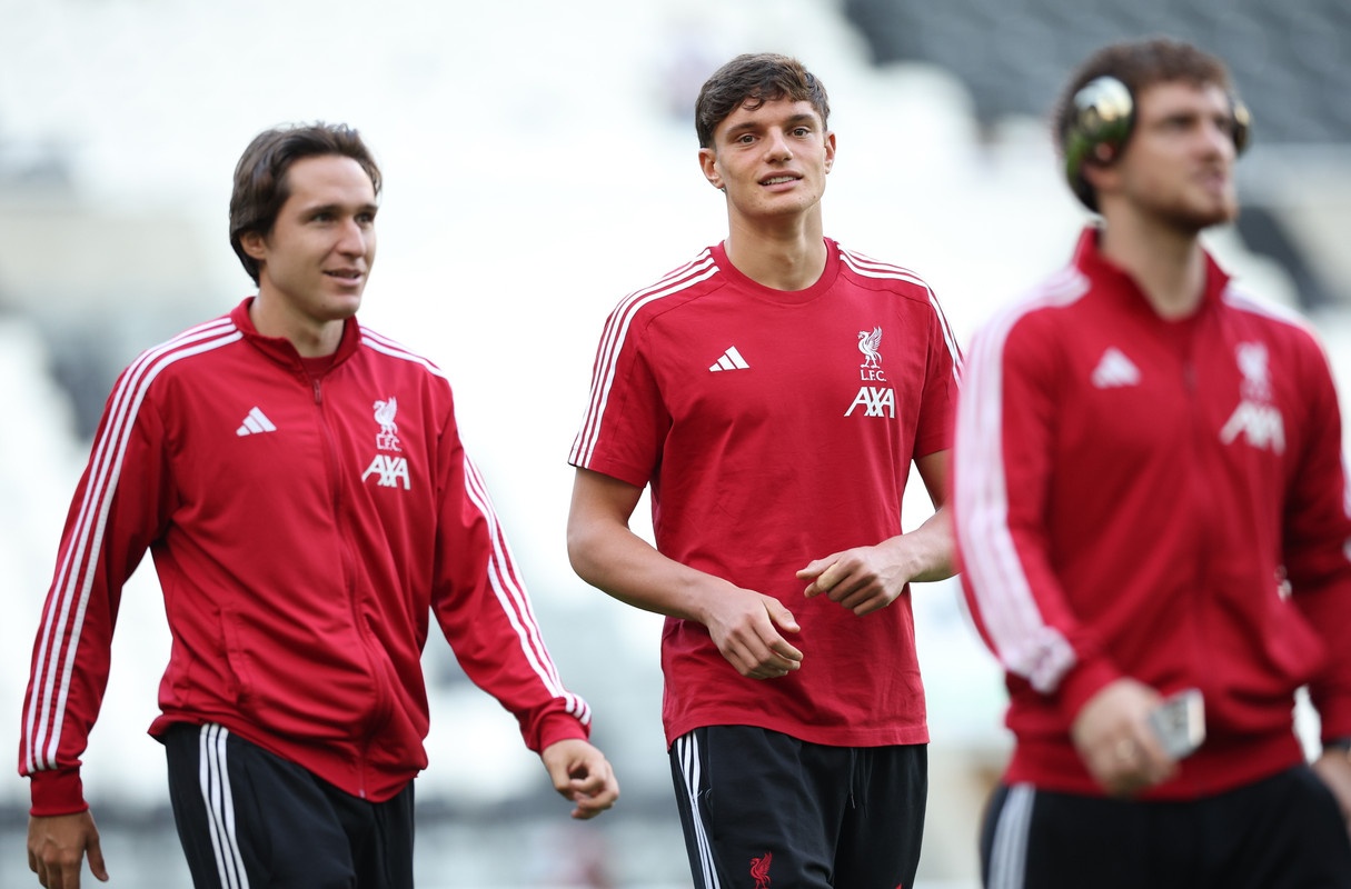 Arne Slot confirms assessment needed for young defender Leoni