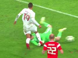 Así impactó Rodrigo con Lunev en el Rusia-España. Twitter/ElChiringuitoTV