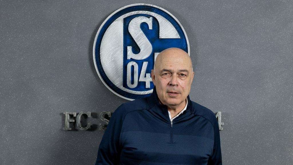 Christian Gross, nuevo entrenador del Schalke 04 - BeSoccer